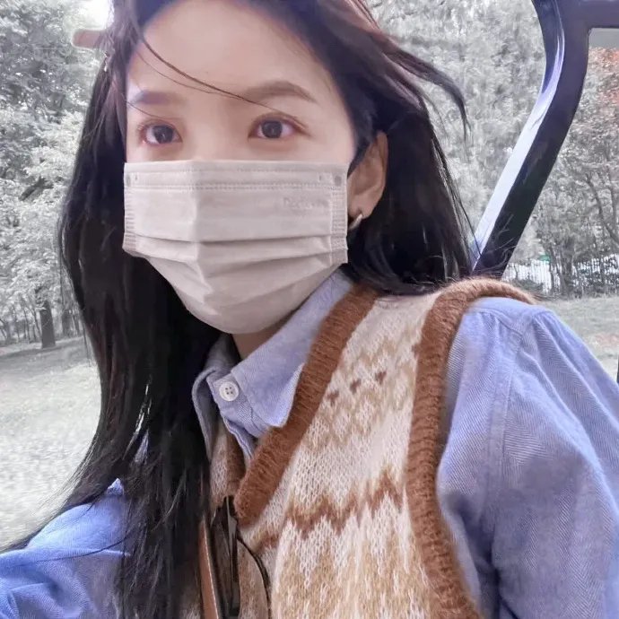 给小酒馆女子喝高杯酒
